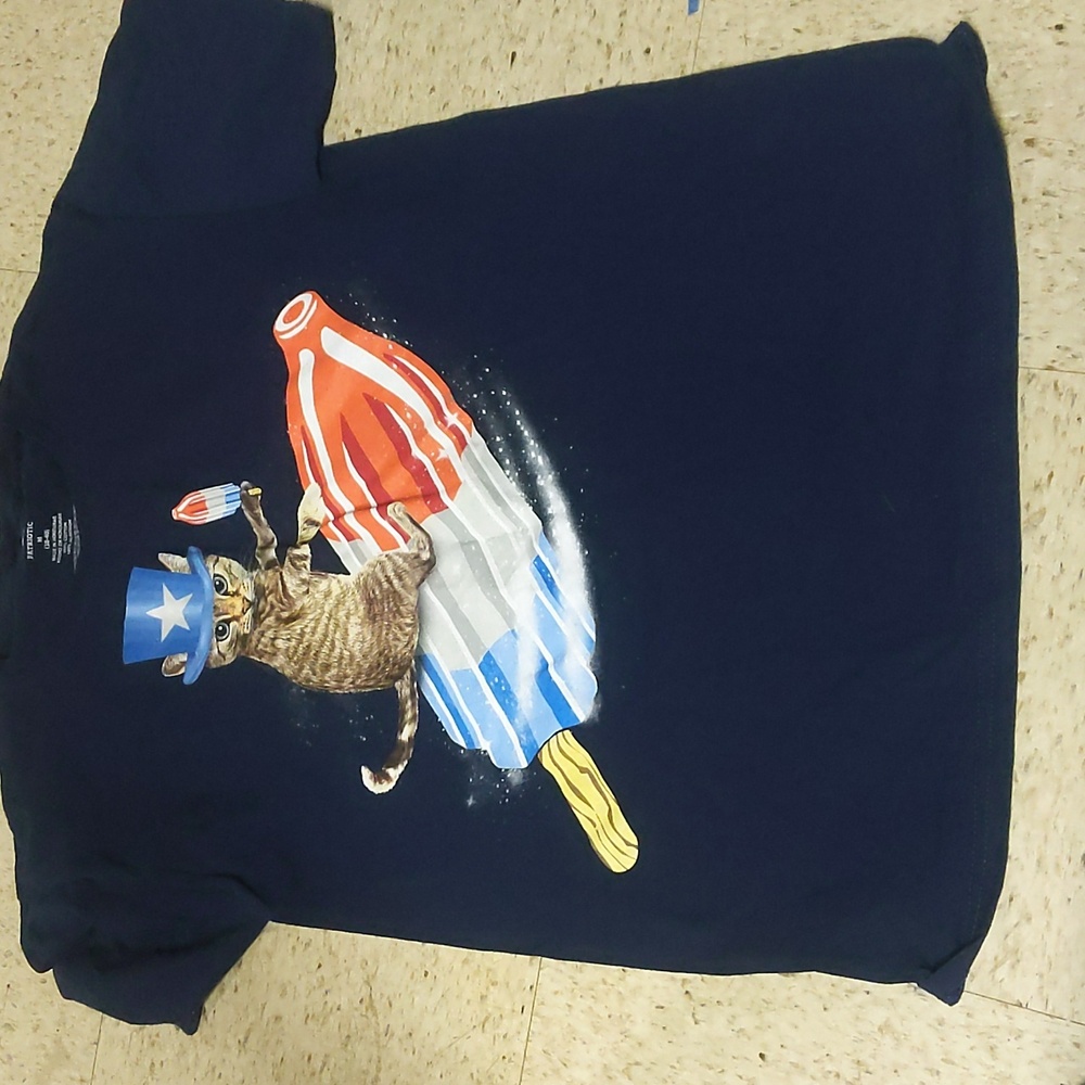 Patriotic cat graphic tee.